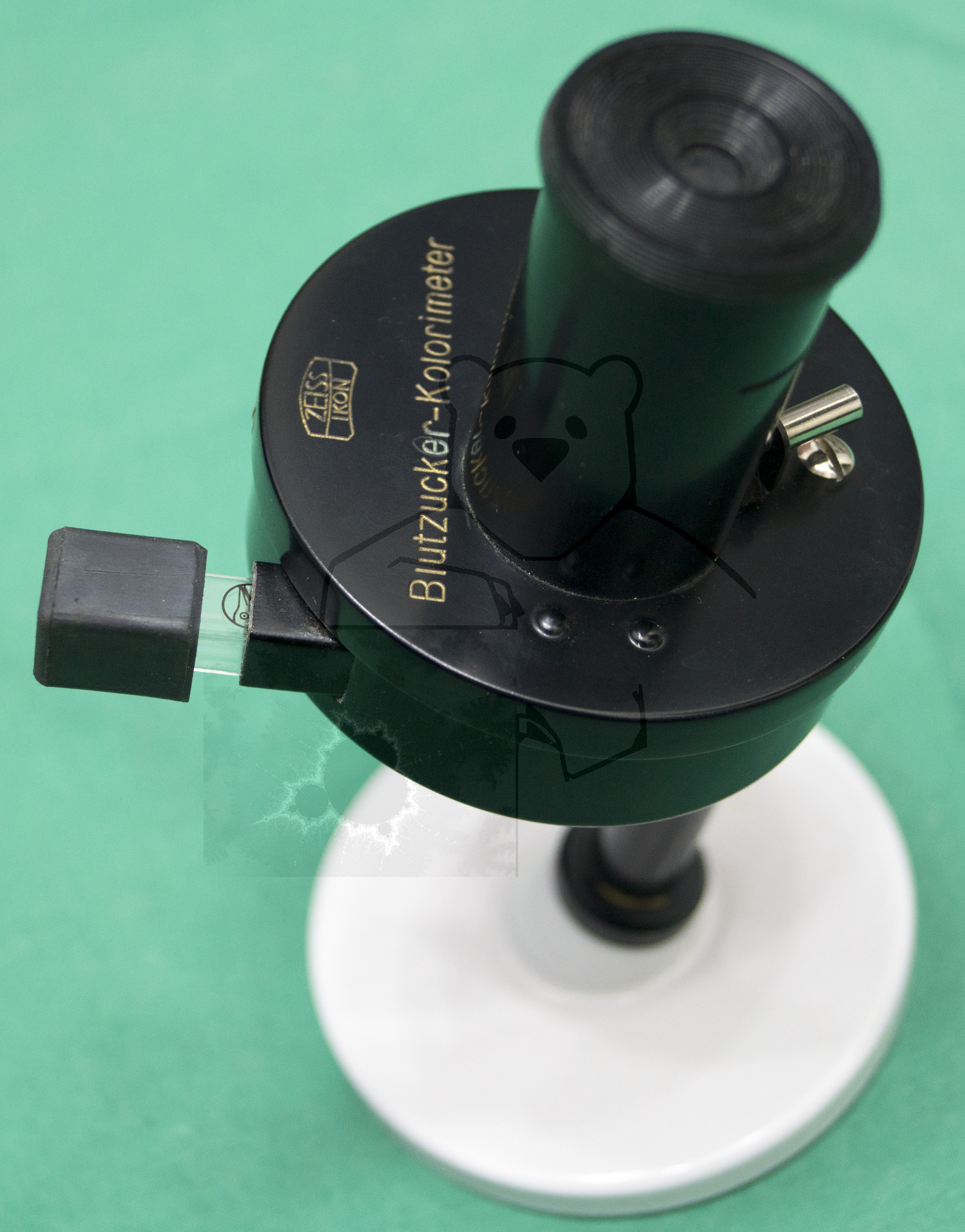 Blutzucker Kolorimeter, Seitliche Ansicht mit eingesteckter Küvette